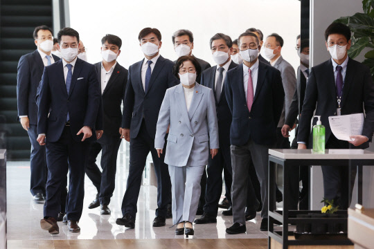 조성욱 공정거래위원장이 5일 오후 서울 강서구 LG사이언스파크에서 열린 '8대 대기업집단 단체급식 일감 개방 선포식'에 기업대표들과 함께 입장하고 있다. 연합뉴스